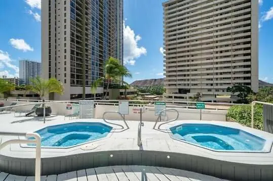 Bright 21St-Floor Corner Condo With Diamond Head Views, Full Kitchen And Steps To Beach Honolulu Apartman