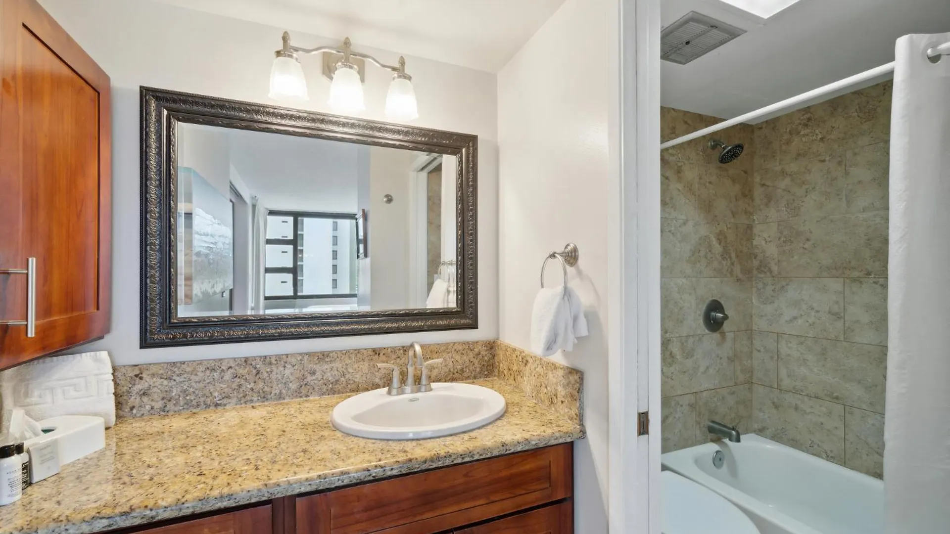 Bright 21St-Floor Corner Condo With Diamond Head Views, Full Kitchen And Steps To Beach Honolulu Apartman