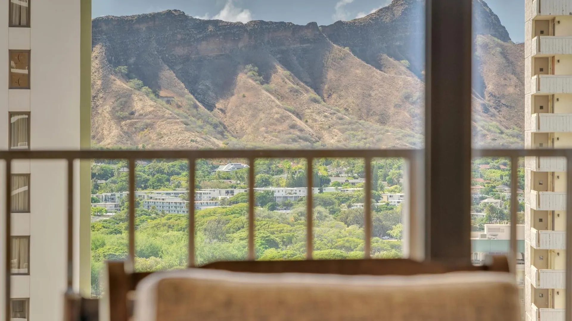 Bright 21St-Floor Corner Condo With Diamond Head Views, Full Kitchen And Steps To Beach Honolulu