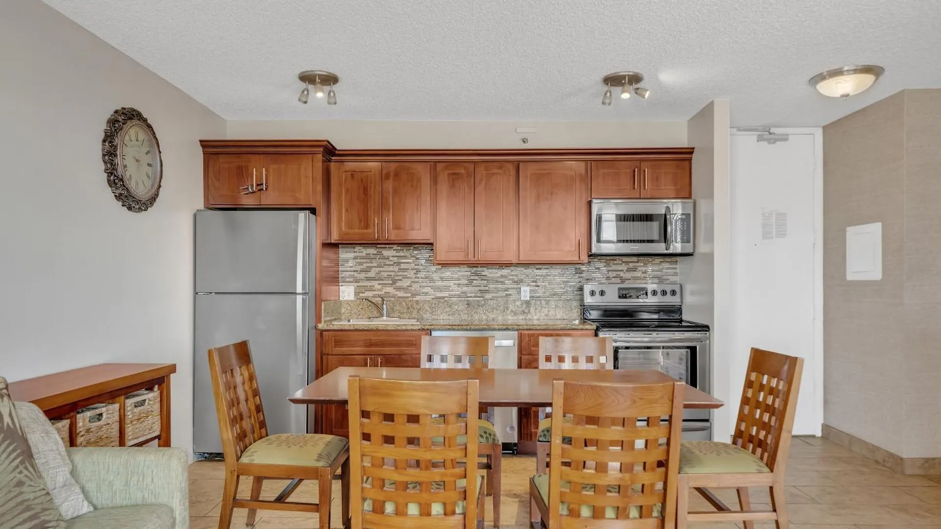 Bright 21St-Floor Corner Condo With Diamond Head Views, Full Kitchen And Steps To Beach Honolulu
